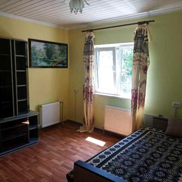 Довгострокова оренда квартири у приватному секторі.