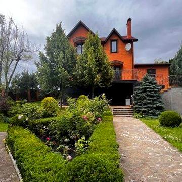 Продам 2 будинки  за ціною одного + електропідстанція в подарунок.