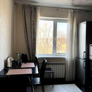 Героїв просп., 4