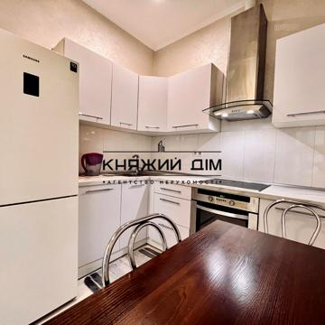 Вінстона Черчилля вул. (Червоноткацька), 43