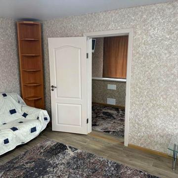 Здам 2х кімнатну квартиру у центрі площа Миру 1 . На довгий термін.