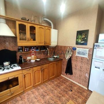 Трикімнатна квартира з АГО в будинку з бомбосховищем