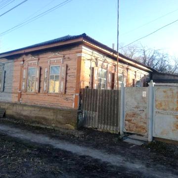 Продається недорого половина будинку у центрі міста.