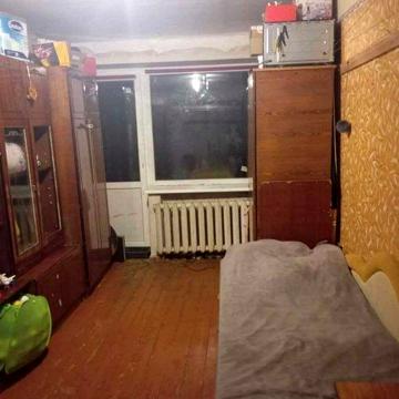 Продам теплу квартиру під ремонт.