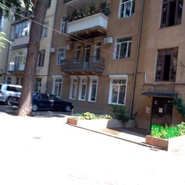 Пироговська вул., 1
