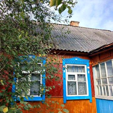 Будинок. Біля поля, за полем ліс. 180 км від Києва по трасі.