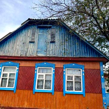 Будинок. Біля поля, за полем ліс. 180 км від Києва по трасі.