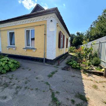 Продаж затишного окремого будинку в хорошому районі міста. Код №13702