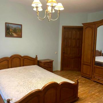 Саперно-Слобідська вул., 8