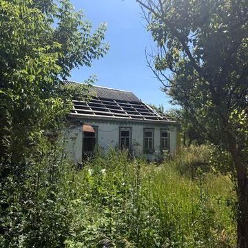 Продаж старого будинку з великою земельною ділянкою.