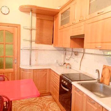 Частина будинку в центрі, меблі і техніка, окремий двір