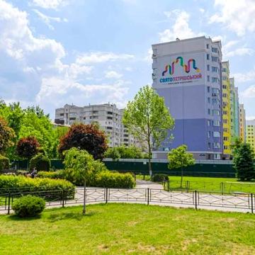 Теплична вул., 48