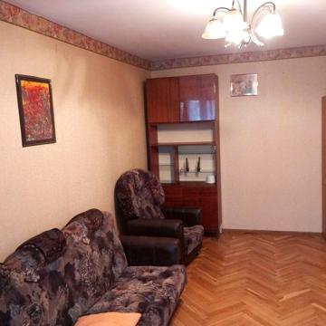 Глушкова 24 . Гостинка  кирпичная . 4 этаж . Метро Теремки-3 мин .