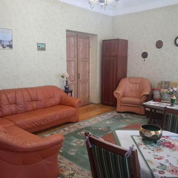 Інститутська вул., 24/7