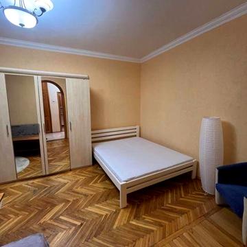 1-комн сталинка 38м, Краковская 6, метро Дарница 6 мин пешком