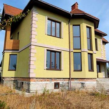 Продається новий двоповерховий цегляний будинок на березі річки.