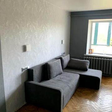 Будівельників вул., 12