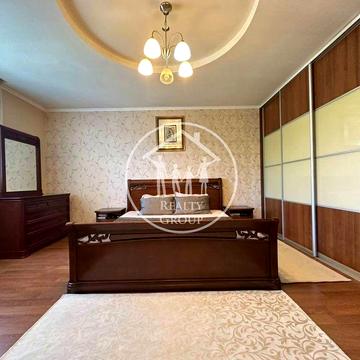 Будинок в брюховичах біля соснового лісу