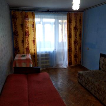 Молодіжна, 8