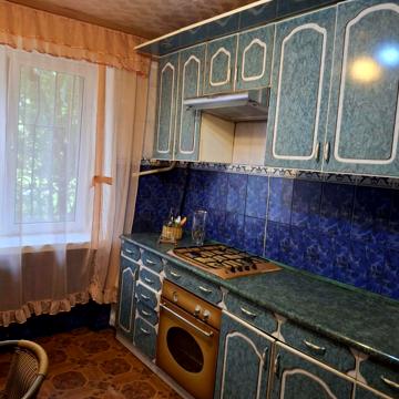 Дніпровська вул., 5