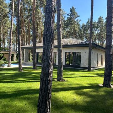 Екслюзивний одноповерховий будинок, з басейном, ланшафтний дизайн. Ліс