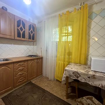 10 Квітня вул., 8