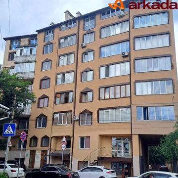 Трикімнатна квартира в центрі, р-н паспортного стола.