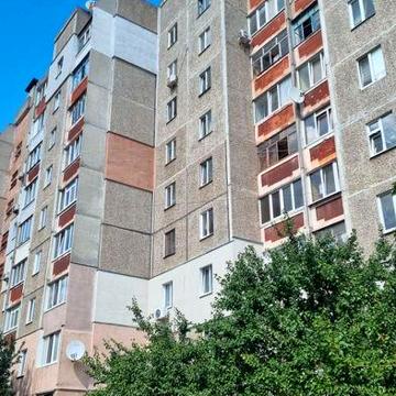 Простора чотири-кімнатна квартира в спальному районі.