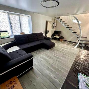 Продам 3-кімнатну двоповерхову квартиру.