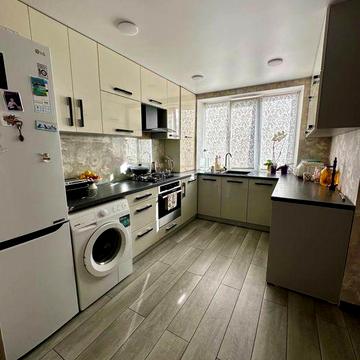 Продам 3-кімнатну двоповерхову квартиру.