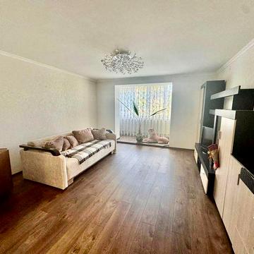 Продається 3-кімнатна квартира з землею, і садом.