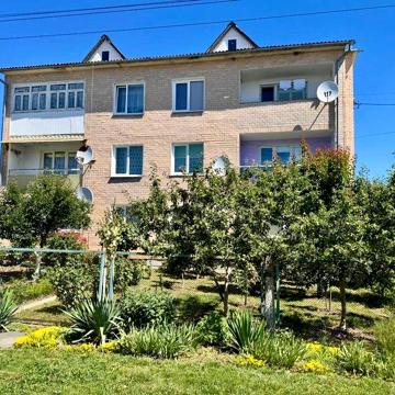 Продається 3-кімнатна квартира з землею, і садом.