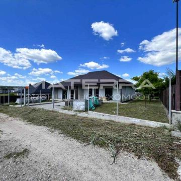 Продаж будинку на дві сімї!  чистове оздоблення, 12,5 соток ділянка