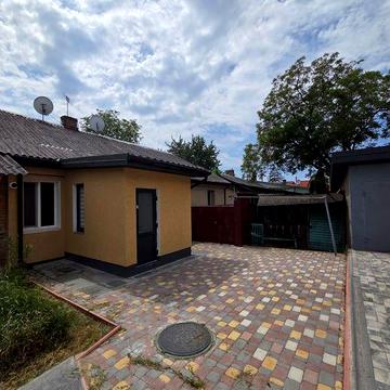 Продаж 2-кім частини будинку з ділянкою 5 сот в центр. частині міста