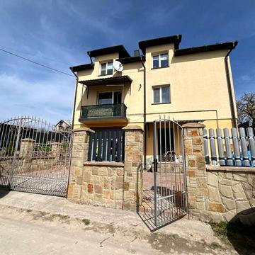 Продаж будинку з ділянкою