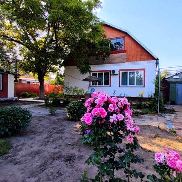 Двоповерховий Цегляний Будинок біля Тролейбусної Зупинки Розсошенці.