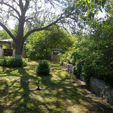 Продається садиба  - дім 2 поверхи, гараж, басейн, чудовий ланшафт