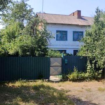 Продається гасифікований умебльований чотирьох-кімнатний дім; центр