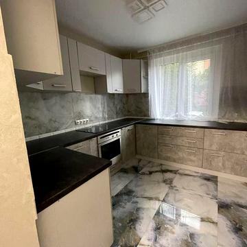 Здається вперше 4 кімнатна квартира Росвигово.