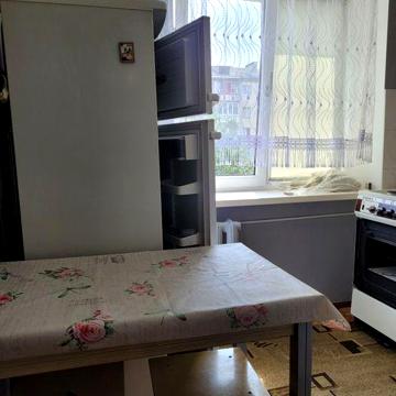 Здам 3 км.кв.біля Центру,відмінний жилий стан.Меблі,техніка.Вільно.