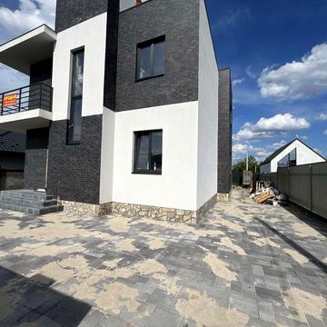 Двоповерховий будинок з терасою на даху