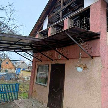 Окремий будинок в мальовничому місці біля річки