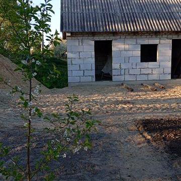 Будинок біля чистого озера