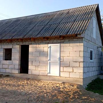 Будинок біля чистого озера