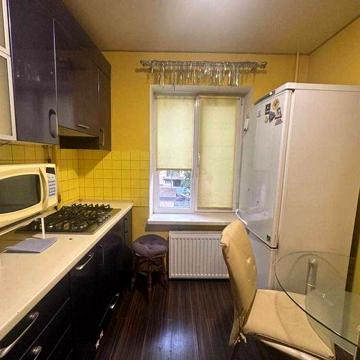 Печерськ, Тютюнника 56/2, затишна 1к., є газ, м. Либідська 7 хв пішки