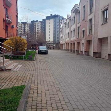 2 км квартира з ремонтом + гараж, центр. ЖК Перлина