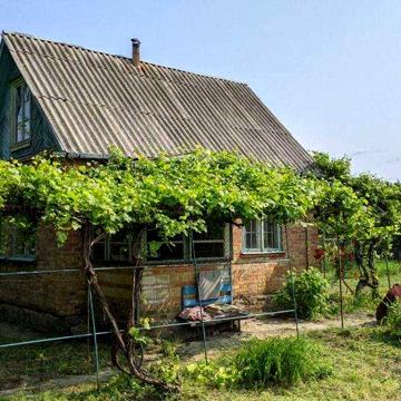 Продається цегляний дачний будинок