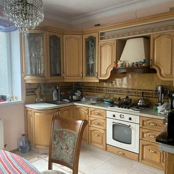 Продам двоповерховий будинок з бізнесом