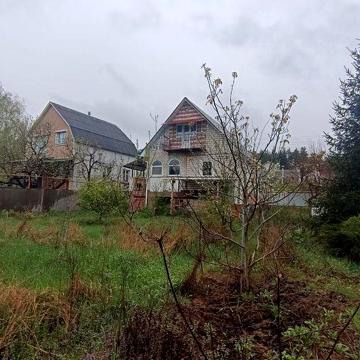Дача з бомбосховищем, є газ. Беспечнише ніж в Києві.