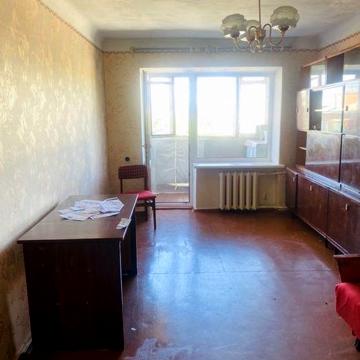 Продається двокімнатна в центрі
